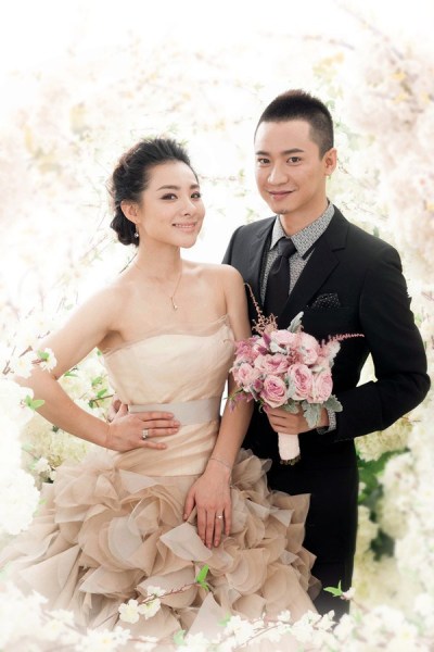 劉璇曝光婚紗照 五環(huán)皇冠婚戒堪比變形金剛