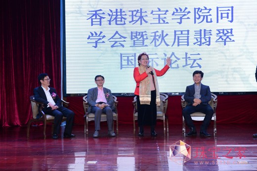 高級經濟師曹陽先生在演講《新形勢下的翡翠產業連鎖經營模式探討