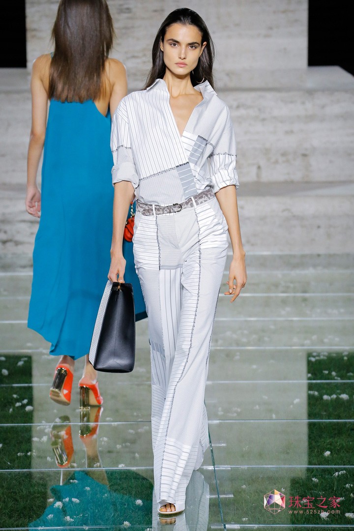 ݳƷ Salvatore FerragamoĽmrbܰl2018ϵЕrb㣬ϵƷưѽԪy뵽bУỬľIϣŮԻӡUնʹ@マŸF